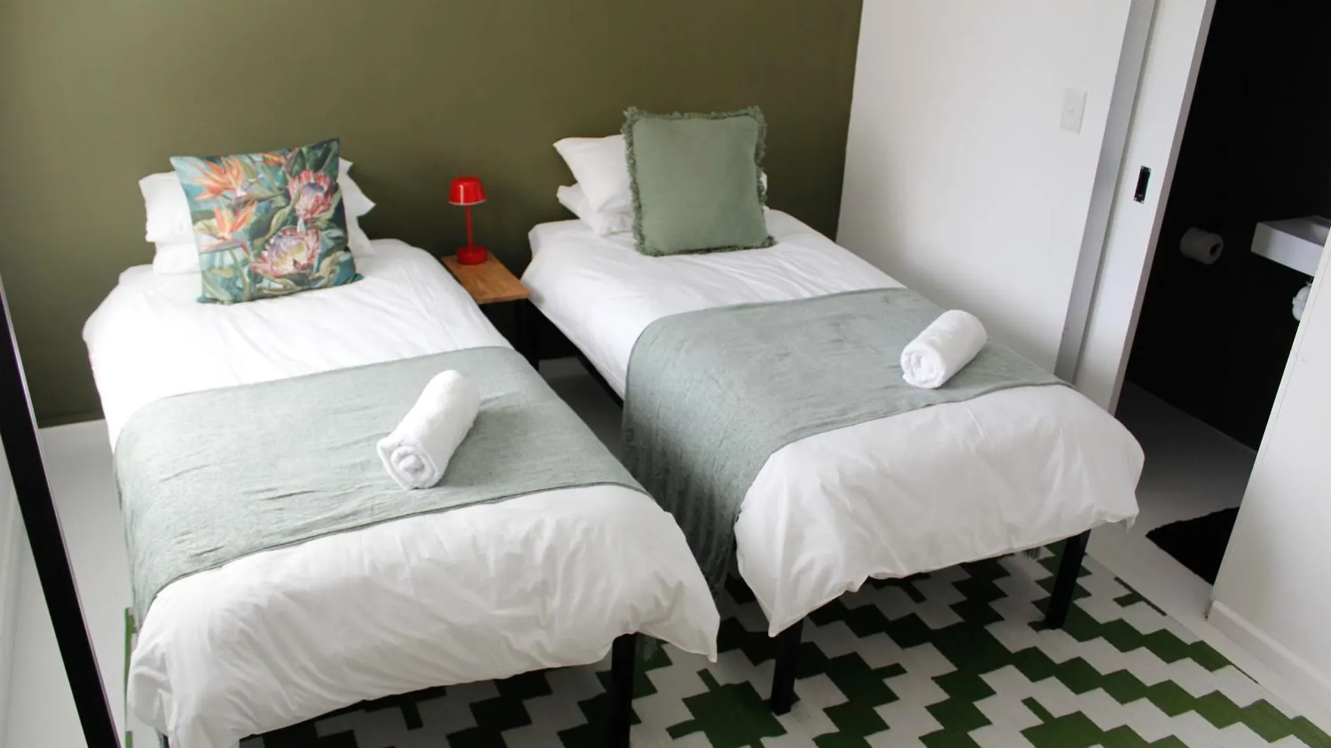 Foools Inn - Trendy Rooms Available In The Heart Of Sea Point! ケープタウン アパート