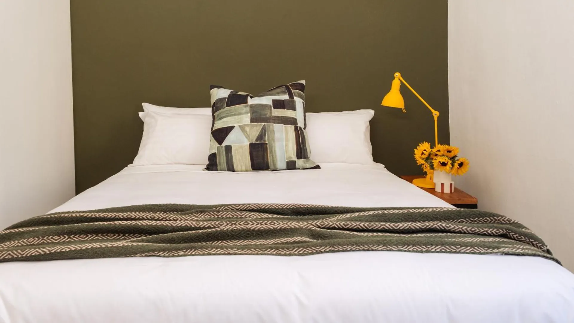 アパート Foools Inn - Trendy Rooms Available In The Heart Of Sea Point! ケープタウン