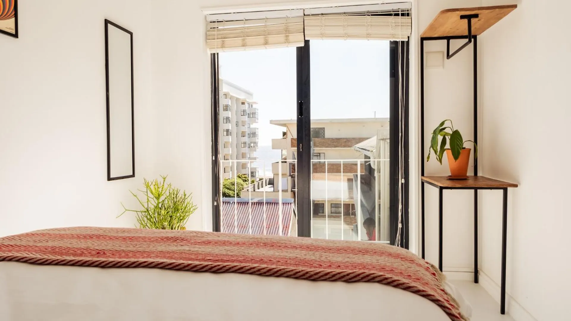 アパート Foools Inn - Trendy Rooms Available In The Heart Of Sea Point! ケープタウン