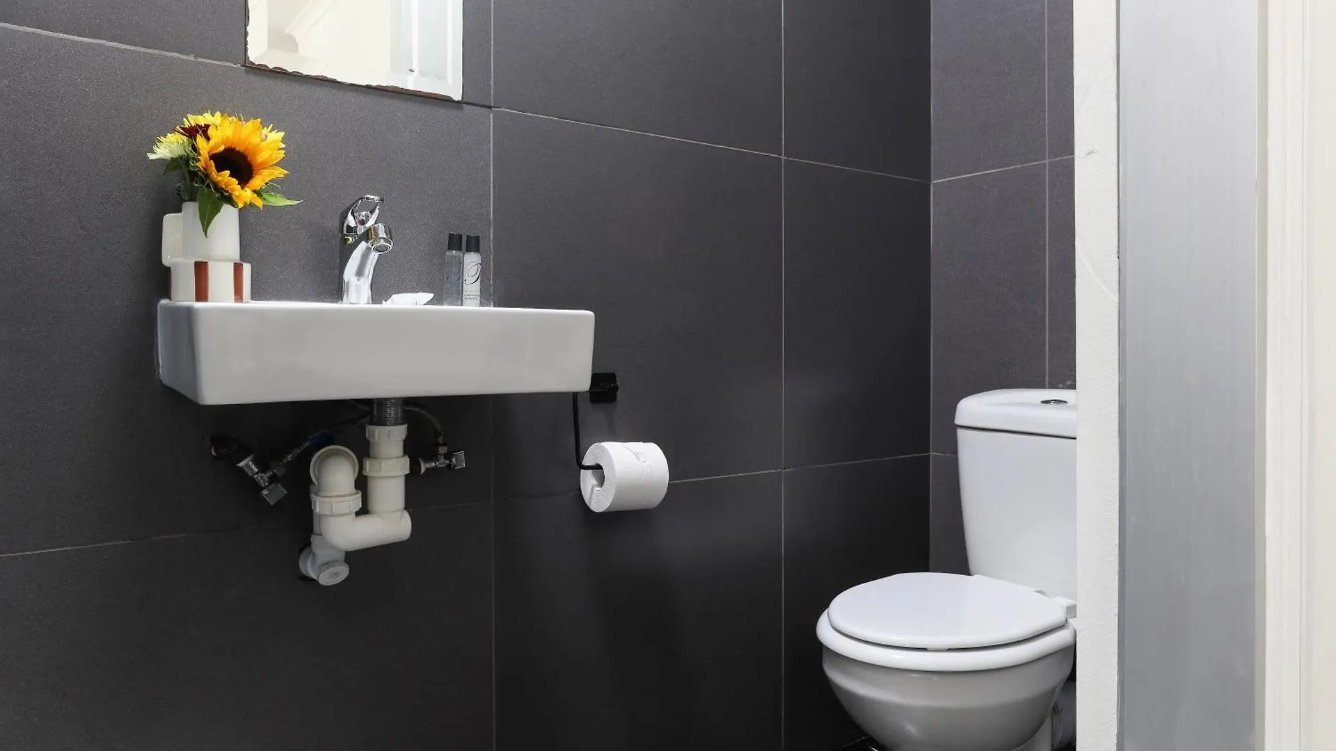 Foools Inn - Trendy Rooms Available In The Heart Of Sea Point! ケープタウン 0*,  南アフリカ