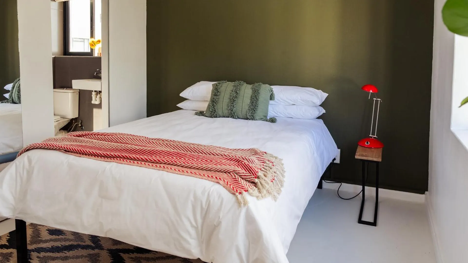 Foools Inn - Trendy Rooms Available In The Heart Of Sea Point! ケープタウン 0*,  南アフリカ